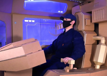 日本神人創作者，用紙板重現鋼彈 RX-78-2 的駕駛艙 - 電腦王阿達