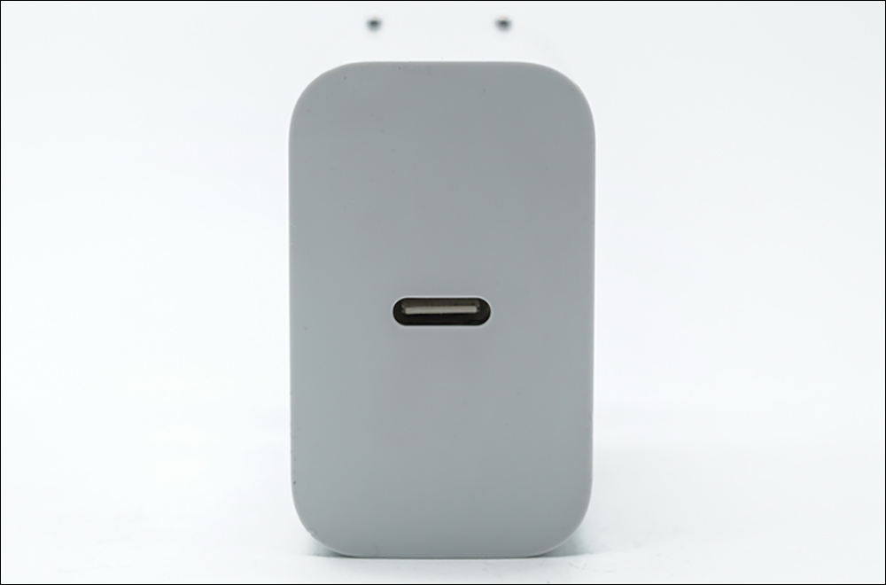 Google 65W 充電器諜照曝光，支援 USB PD 快充、體積比傳統充電器小一半以上 - 電腦王阿達