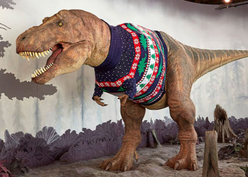 歡慶聖誕節！倫敦自然史博物館為自家機械暴龍穿上巨大版聖誕毛衣