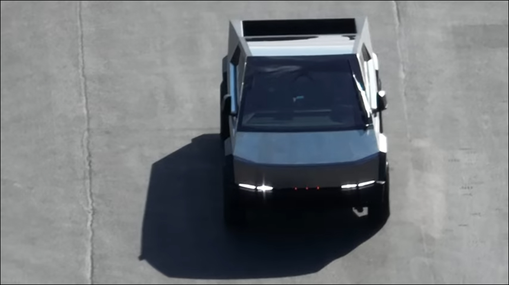 特斯拉 Cybertruck 電動皮卡最新實車亮相：頭燈設計改變、加入傳統後照鏡，還有超巨大雨刷 - 電腦王阿達