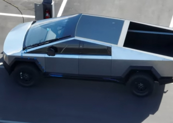 特斯拉 Cybertruck 電動皮卡最新實車亮相：頭燈設計改變、加入傳統後照鏡，還有超巨大雨刷