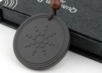 國外標榜佩戴後可「防護」5G 影響的掛飾，本身被檢測出具有放射性