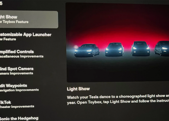 特斯拉超歡樂的假期更新降臨，還加入方向燈盲點顯示等安全功能（輪胎異常磨損也能偵測！）