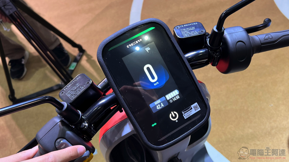 裙擺搖搖的超可愛宏佳騰電動車 Ai-4 Ever 發表，一顆 Gogoro 電池就陪你跑遍全台灣 - 電腦王阿達