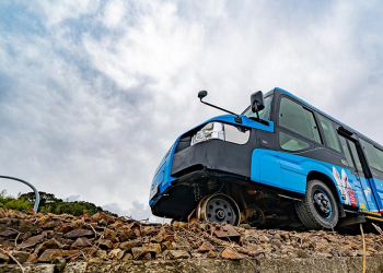 日本阿佐海岸鐵道雙模載具DMV 可在公路與鐵軌行進