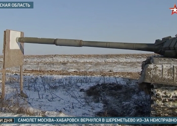 戰鬥民族有多狂？用 T-72 主戰坦克砲管當筆桿，機組人員展示控制戰車的精湛技巧