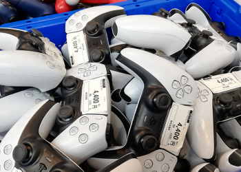 日本電子產品二手店出現大量「野生」的 PS5 DualSense 遊戲手把，引起網友熱烈討論