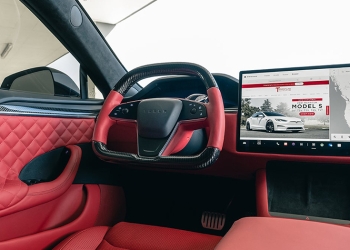 知名特斯拉改裝廠推出 Tesla Model S 、 Model X 的第三方「變種版」 Yoke 方向盤