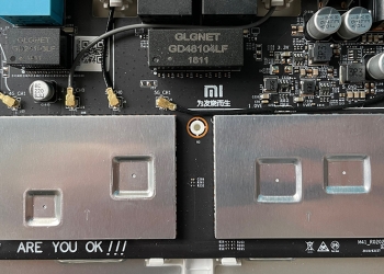 網友無聊拆解小米路由器 4 ，驚見產品小彩蛋！電路板寫著「Are You OK!!!」和「為發燒而生」