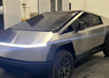 特斯拉量產版 Tesla Cybertruck 電動皮卡照片首次曝光！實體後視鏡、車頭更加圓潤