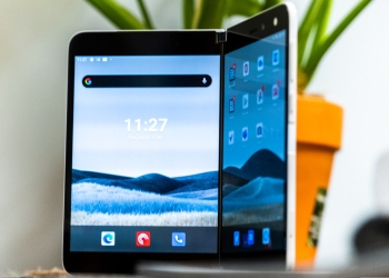 微軟兌現遲來的承諾，替第一代 Surface Duo 雙螢幕手機更新 Android 11 系統