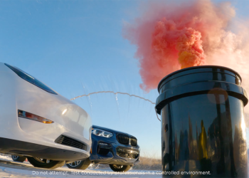 Tesla 直接噴發煙霧彈秀「生化武器防禦模式」Model Y 威能
