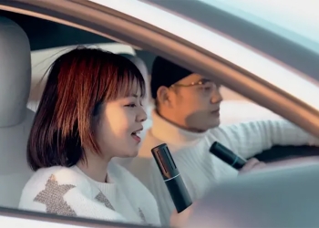 特斯拉在中國開賣車載卡拉 OK 系統，讓乘客一路歡唱