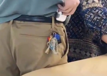 中國主管將 AirPods 掛在腰帶上使用，讓人想起當年對 BB call 的情懷