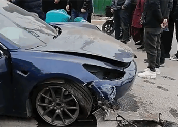 Tesla 飛天三寶誤判車道直接飛過一條河，但車子有點慘