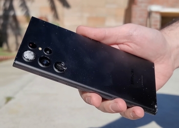 三星 Galaxy S22 Ultra 街頭跌落測試：升級康寧大猩猩 Victus+ 玻璃、取消螢幕保護貼，首摔就破一顆鏡頭玻璃