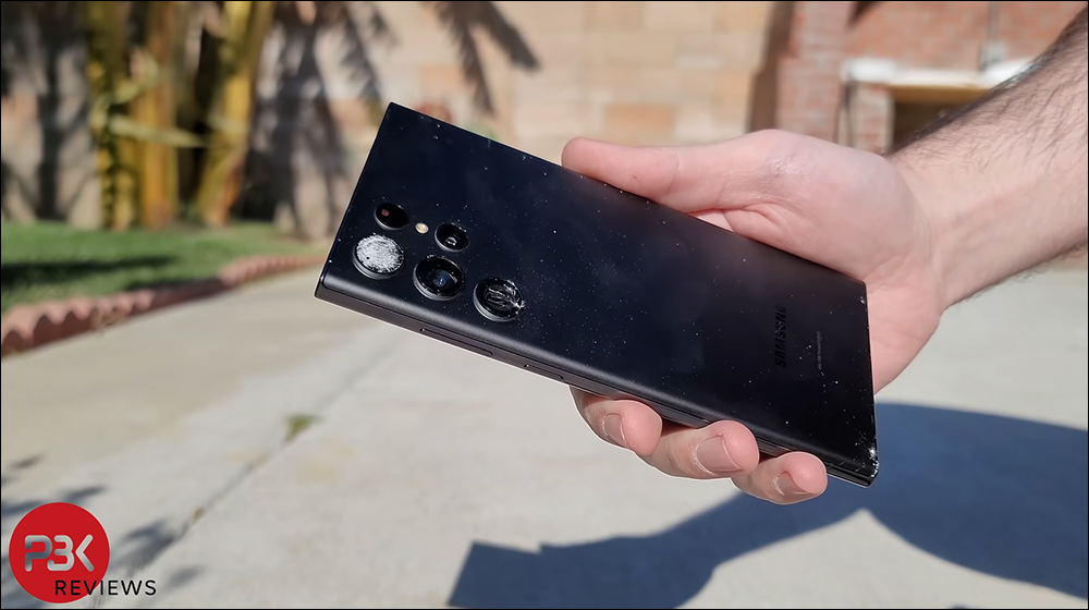 三星 Galaxy S22 Ultra 街頭跌落測試：升級康寧大猩猩 Victus+ 玻璃、取消螢幕保護貼，首摔就破一顆鏡頭玻璃 - 電腦王阿達