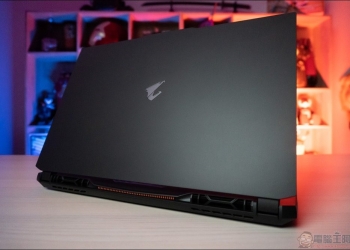 技嘉 AORUS 15 XE4 炫影黑電競筆電開箱，採用 165Hz QHD 極窄邊框電競面板與獨家搭載 Microsoft Azure AI 智慧電競