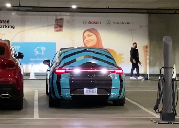 原來 Mercedes-Benz 自動泊車系統得靠 LiDAR 燈塔幫忙，但誰要幫 EQS 插電？