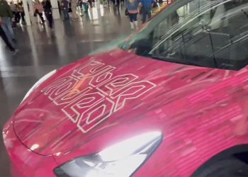 結構電池的 4680 標準版 Model Y 亮相 Cyber Rodeo，台灣同步驚見 Performance 版路過車輛安全審驗中心