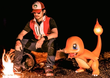 日本寶可夢迷用 3D 列印製作出 60 公分高的小火龍模型，還帶它出門露營