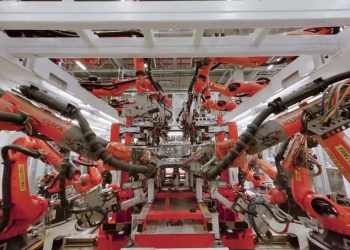 想知道特斯拉怎麼做電動車的嗎？ 官方用穿越機拍柏林超級工廠給你看