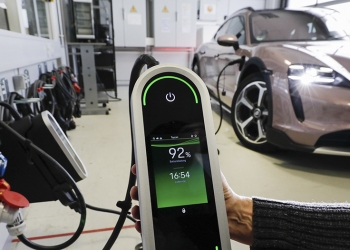 保時捷 Taycan 也能以 V2G 反向供電變身電力平衡中繼站