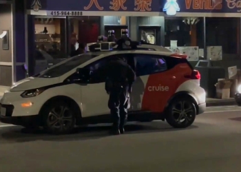 舊金山警方攔下 GM 自駕計程車，發現沒人不知該怎麼辦，還試圖加速逃逸