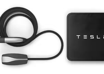 海外購買 Tesla 電動車也不再附行動充電器了，原因還是用不太到（咦）