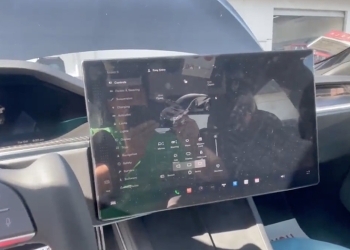 特斯拉終於在更新後的 Model S 和 Model X 車型中加入了螢幕旋轉功能，以獲得更好的車內觀看體驗