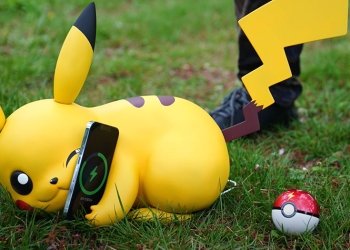 日本寶可夢迷黏土手作 1:1 等比例的皮卡丘 MagSafe 無線充電器，充電是否會「心靈加速」？