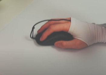 日玩家將「有線滑鼠」土砲改裝成「類無線滑鼠」，不再有拖線感