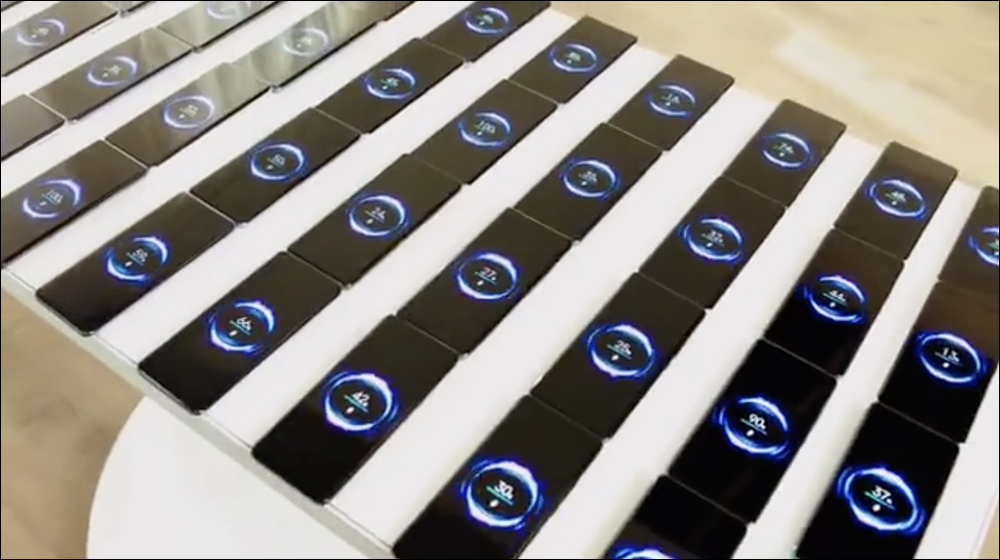 小米展示「小米多線圈無線充電辦公桌」，利用自家產品魔改而成 - 電腦王阿達