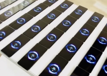 小米展示「小米多線圈無線充電辦公桌」，利用自家產品魔改而成