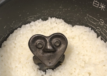 為了「補鐵」，日本網友不僅將南部鐵偶加入電鍋煮飯吃，就連金屬小汽車等金屬玩具也不放過
