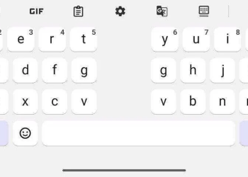 有人試出 Gboard 最新支援的「分割鍵盤」，十分適合折疊手機的鍵盤主題呢！