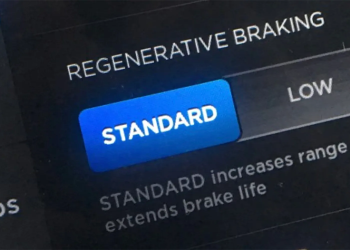 為維持「釋放電門」的減速體感，Tesla 開放煞車系統可在無回充狀態介入