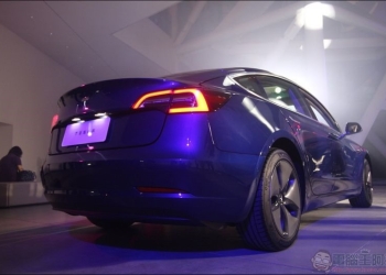 為維持「釋放電門」的減速體感，Tesla 開放煞車系統可在無回充狀態介入