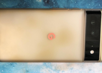 Google Pixel 6 系列再傳災情，但這次輪到「原廠透明保護殼」被用戶反映容易變黃、按鈕周圍扭曲變形