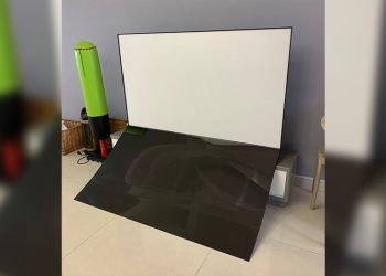 中國發生小米電視的液晶螢幕無故「自動脫落」事件，直接分離露出背後白板