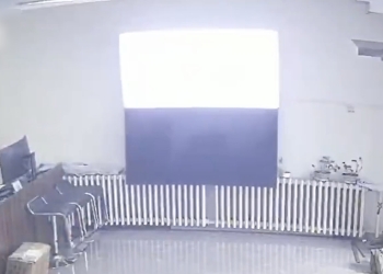 小米電視再被爆出螢幕自動脫落災情！官方回覆已找到原因，將免費到府檢修並提供延長保固