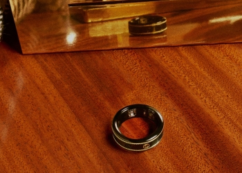 Gucci 攜手 Oura 推出 18K 金的智慧戒指，支援心率、睡眠、活動監測，售價 950 美元