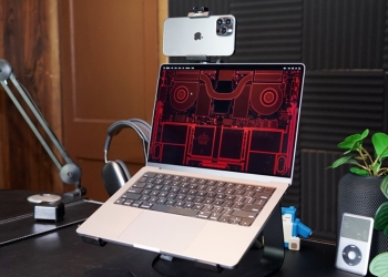 外媒實測 macOS Ventura 將 iPhone 當成視訊鏡頭的新功能，設置簡單，但 Desk View 有點尷尬