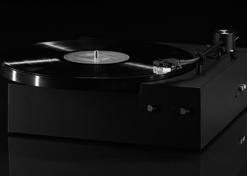 IKEA 攜手瑞士浩室黑手黨，推出黑膠唱片機與扶手椅、DJ 桌