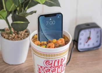 日清最新腦洞力作 能夠幫手機充電的日清杯麵