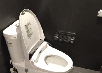 日本 Apple Store 內的免治馬桶圖案太奇怪，Po 網出現更多奇葩意見