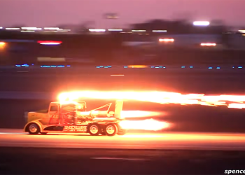 挑戰飛機的「噴射卡車」飆破時速 480 公里卻不幸遇起火死亡意外