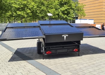 特斯拉展出車用太陽能「拖車」，還可搭配 Starlink 天線一起使用