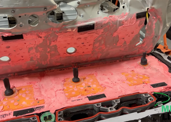 有人嘗試拆解特斯拉 4680 結構電池模組，維修分數 0 分