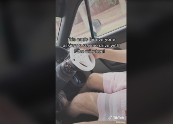 任天堂粉絲針對自己的馬自達汽車進行了 Wii 主題大改造，將方向盤換成了 Wii 方向盤